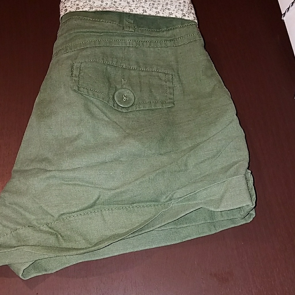 Shorts - Picture 2 of 4